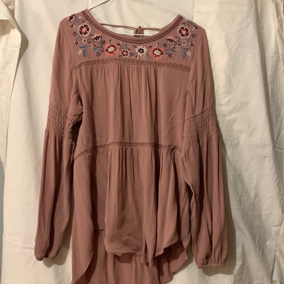 Tops - Floral collar, high low shirt